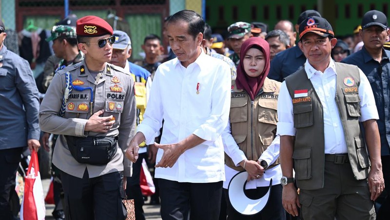 Presiden Jokowi saat meninjau korban banjir di SMK Ganesha, Demak, Jawa Tengah. (Dok. Sekretariat Presiden)