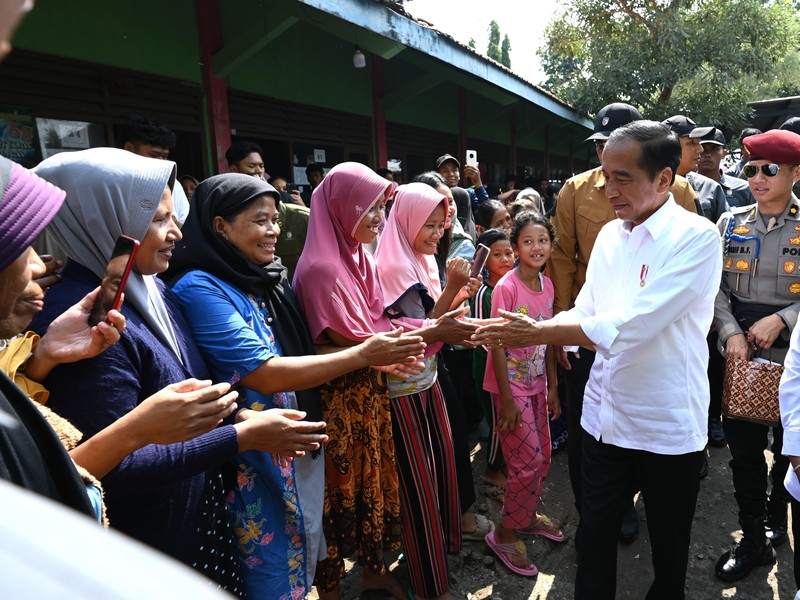 Presiden Jokowi saat meninjau korban banjir di SMK Ganesha, Demak, Jawa Tengah. (Dok. Sekretariat Presiden)