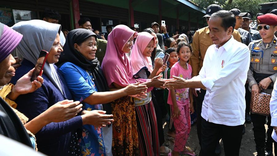 Presiden Jokowi saat meninjau korban banjir di SMK Ganesha, Demak, Jawa Tengah. (Dok. Sekretariat Presiden)