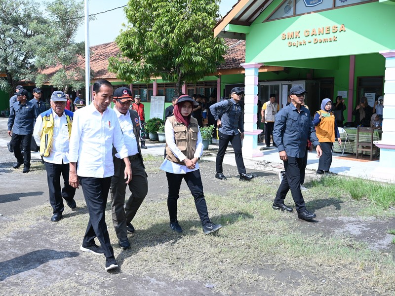 Presiden Jokowi saat meninjau korban banjir di SMK Ganesha, Demak, Jawa Tengah. (Dok. Sekretariat Presiden)