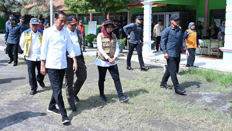 Presiden Jokowi saat meninjau korban banjir di SMK Ganesha, Demak, Jawa Tengah. (Dok. Sekretariat Presiden)