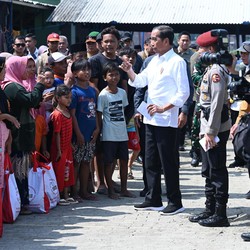 Potret Jokowi Temui Korban Terdampak Banjir Demak