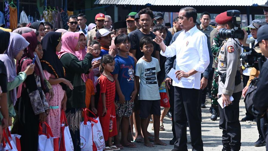 Presiden Jokowi saat meninjau korban banjir di SMK Ganesha, Demak, Jawa Tengah. (Dok. Sekretariat Presiden)