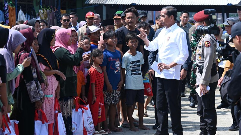 Presiden Jokowi saat meninjau korban banjir di SMK Ganesha, Demak, Jawa Tengah. (Dok. Sekretariat Presiden)