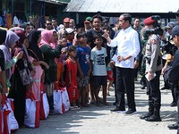 Potret Jokowi Temui Korban Terdampak Banjir Demak