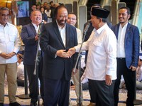 Mesra! Potret Momen Prabowo Sambangi Markas Surya Paloh