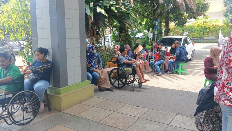 Sejumlah warga berhamburan keluar dari rumah saat Gempa berkekuatan M6,0 mengguncang Kabupaten Tuban, Jawa Timur, pada Jumat (22/3/2024) siang pukul 11.22 WIB. Sejumlah warga berhamburan keluar dari rumah saat Gempa berkekuatan M6,0 mengguncang Kabupaten Tuban, Jawa Timur, pada Jumat (22/3/2024) siang pukul 11.22 WIB. (Dok. Istimewa via Detikcom)
