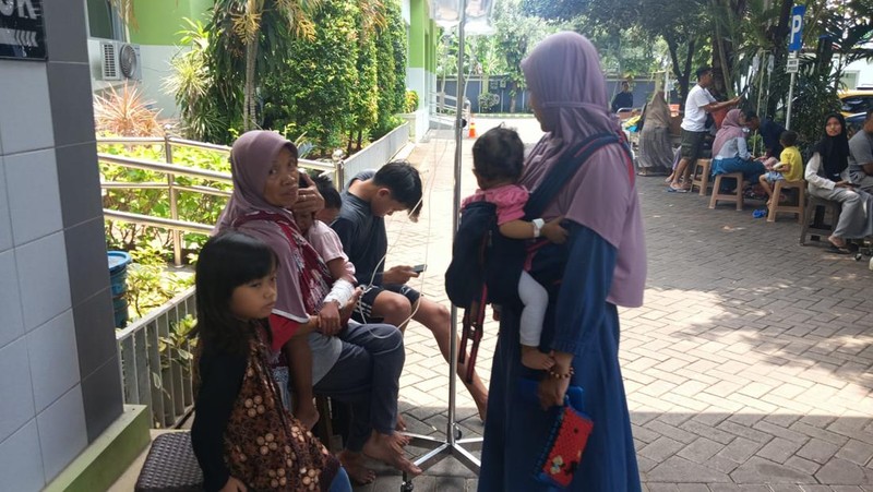 Sejumlah warga berhamburan keluar dari rumah saat Gempa berkekuatan M6,0 mengguncang Kabupaten Tuban, Jawa Timur, pada Jumat (22/3/2024) siang pukul 11.22 WIB. (Dok. Istimewa via Detikcom)