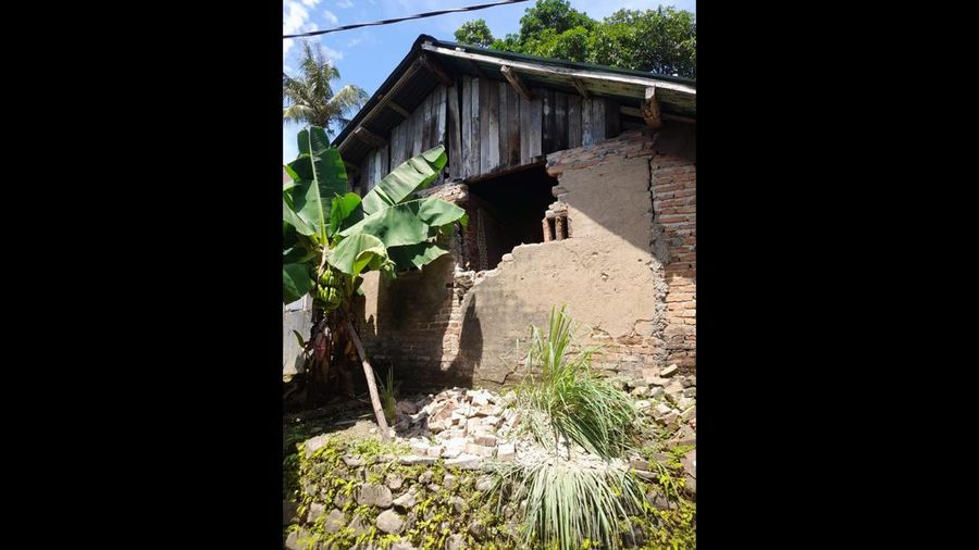 Sejumlah rumah dan fasilitas mengalami kerusakan akibat Gempa berkekuatan M6,0 mengguncang Kabupaten Tuban, Jawa Timur, pada Jumat (22/3/2024) siang pukul 11.22 WIB. (Dok. BNPB)