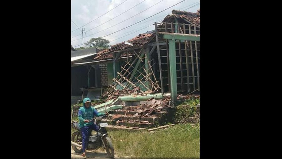 Sejumlah rumah dan fasilitas mengalami kerusakan akibat Gempa berkekuatan M6,0 mengguncang Kabupaten Tuban, Jawa Timur, pada Jumat (22/3/2024) siang pukul 11.22 WIB. (Dok. BNPB)
