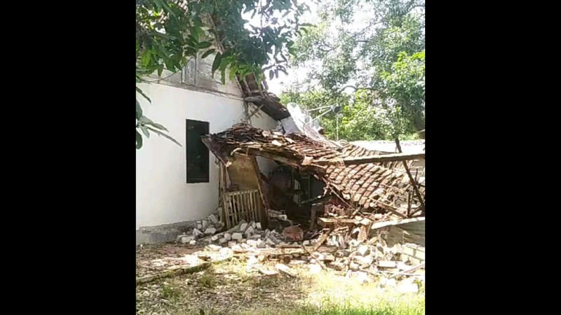 Sejumlah warga berhamburan keluar dari rumah saat Gempa berkekuatan M6,0 mengguncang Kabupaten Tuban, Jawa Timur, pada Jumat (22/3/2024) siang pukul 11.22 WIB. Sejumlah warga berhamburan keluar dari rumah saat Gempa berkekuatan M6,0 mengguncang Kabupaten Tuban, Jawa Timur, pada Jumat (22/3/2024) siang pukul 11.22 WIB. (Dok. Istimewa via Detikcom)
