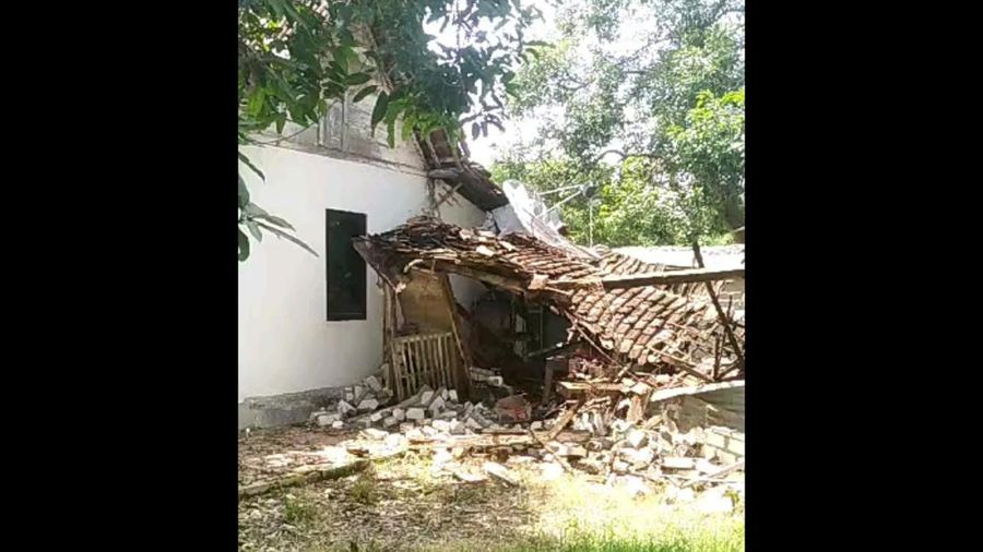 Sejumlah rumah dan fasilitas mengalami kerusakan akibat Gempa berkekuatan M6,0 mengguncang Kabupaten Tuban, Jawa Timur, pada Jumat (22/3/2024) siang pukul 11.22 WIB. (Dok. BNPB)