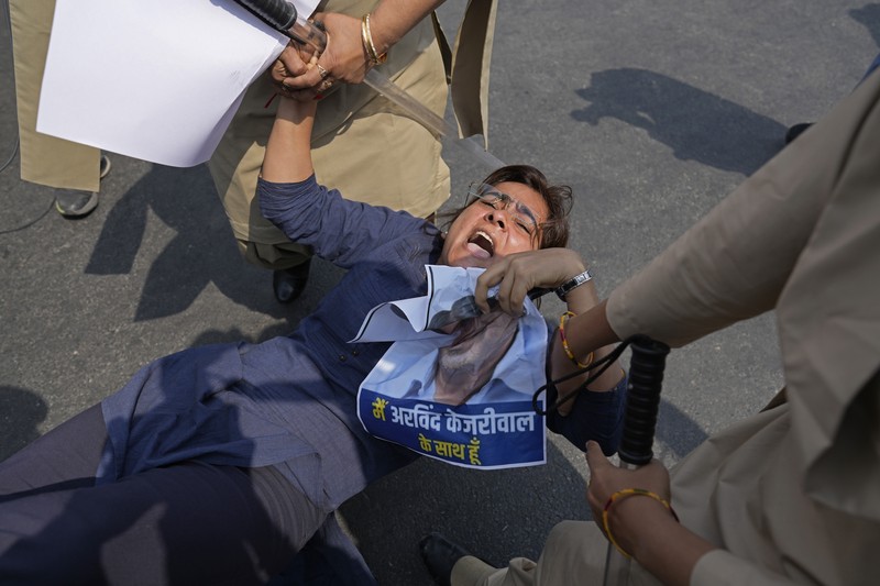 Petugas polisi menahan seorang anggota Partai Aam Admi, atau Partai Rakyat Biasa, saat protes terhadap penangkapan pemimpin partai mereka Arvind Kejriwal, di Srinagar, Kashmir yang dikuasai India, Jumat, 22 Maret 2024. Petugas polisi menahan seorang anggota Partai Aam Admi, atau Partai Rakyat Biasa, saat protes terhadap penangkapan pemimpin partai mereka Arvind Kejriwal, di Srinagar, Kashmir yang dikuasai India, Jumat, 22 Maret 2024. (AP Photo/Dar Yasin)
