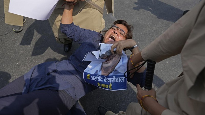 Petugas polisi menahan seorang anggota Partai Aam Admi, atau Partai Rakyat Biasa, saat protes terhadap penangkapan pemimpin partai mereka Arvind Kejriwal, di Srinagar, Kashmir yang dikuasai India, Jumat, 22 Maret 2024. (AP Photo/Dar Yasin)