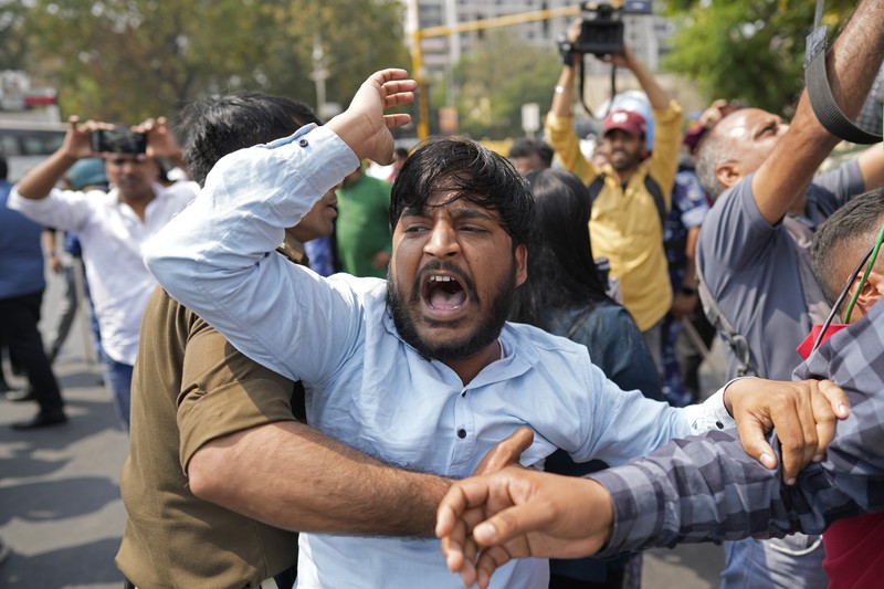 Petugas polisi menahan seorang anggota Partai Aam Admi, atau Partai Rakyat Biasa, saat protes terhadap penangkapan pemimpin partai mereka Arvind Kejriwal, di Srinagar, Kashmir yang dikuasai India, Jumat, 22 Maret 2024. Petugas polisi menahan seorang anggota Partai Aam Admi, atau Partai Rakyat Biasa, saat protes terhadap penangkapan pemimpin partai mereka Arvind Kejriwal, di Srinagar, Kashmir yang dikuasai India, Jumat, 22 Maret 2024. (AP Photo/Dar Yasin)