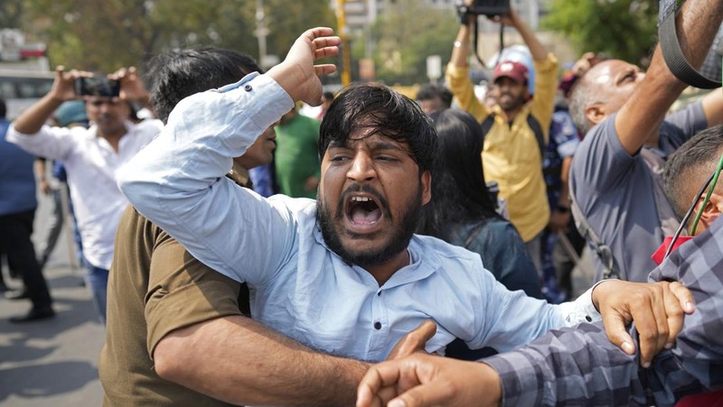 Petugas polisi menahan seorang anggota Partai Aam Admi, atau Partai Rakyat Biasa, saat protes terhadap penangkapan pemimpin partai mereka Arvind Kejriwal, di Srinagar, Kashmir yang dikuasai India, Jumat, 22 Maret 2024. (AP Photo/Dar Yasin)