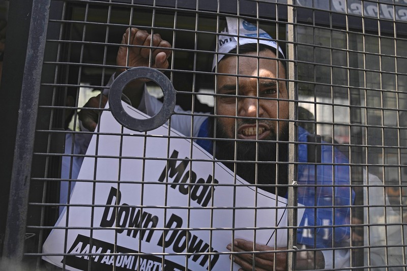 Petugas polisi menahan seorang anggota Partai Aam Admi, atau Partai Rakyat Biasa, saat protes terhadap penangkapan pemimpin partai mereka Arvind Kejriwal, di Srinagar, Kashmir yang dikuasai India, Jumat, 22 Maret 2024. Petugas polisi menahan seorang anggota Partai Aam Admi, atau Partai Rakyat Biasa, saat protes terhadap penangkapan pemimpin partai mereka Arvind Kejriwal, di Srinagar, Kashmir yang dikuasai India, Jumat, 22 Maret 2024. (AP Photo/Dar Yasin)