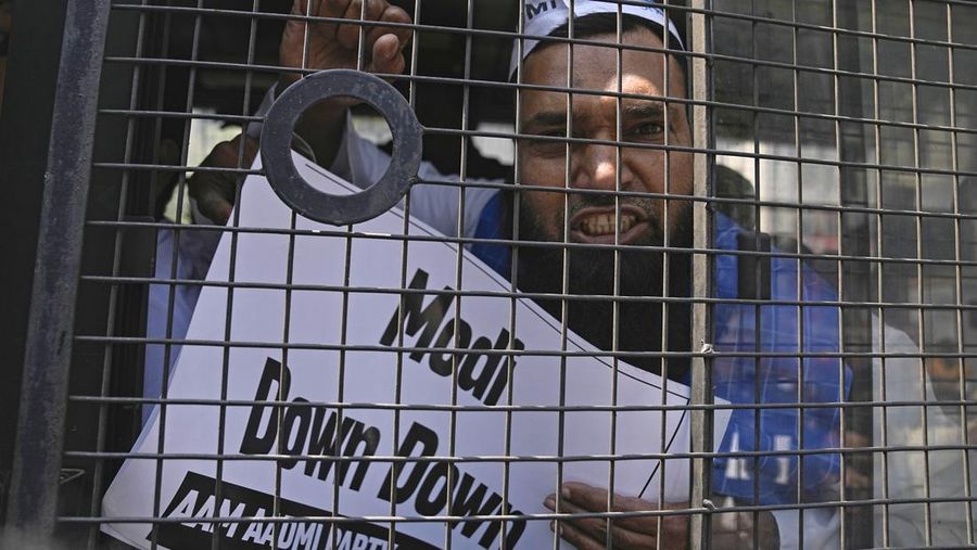 Petugas polisi menahan seorang anggota Partai Aam Admi, atau Partai Rakyat Biasa, saat protes terhadap penangkapan pemimpin partai mereka Arvind Kejriwal, di Srinagar, Kashmir yang dikuasai India, Jumat, 22 Maret 2024. (AP Photo/Dar Yasin)