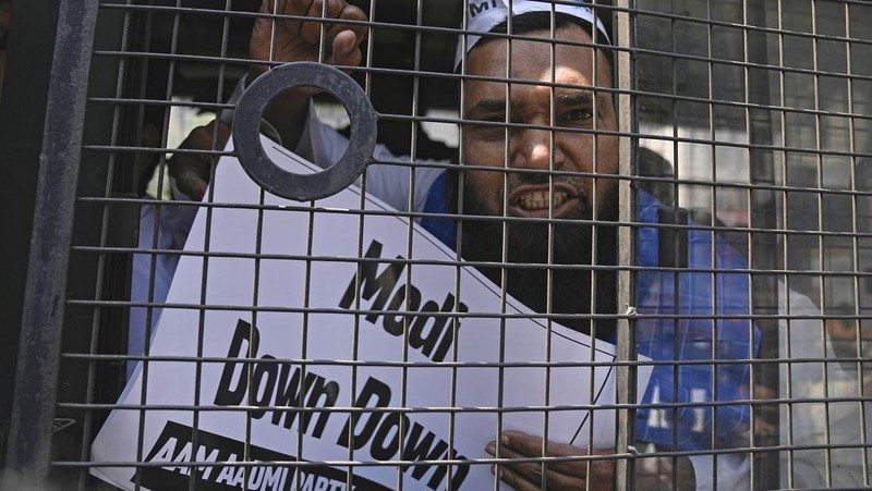 Petugas polisi menahan seorang anggota Partai Aam Admi, atau Partai Rakyat Biasa, saat protes terhadap penangkapan pemimpin partai mereka Arvind Kejriwal, di Srinagar, Kashmir yang dikuasai India, Jumat, 22 Maret 2024. (AP Photo/Dar Yasin)
