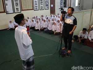 Santri Ponpes Sukamiskin Ngabuburit Sambil Latihan Jadi Reporter