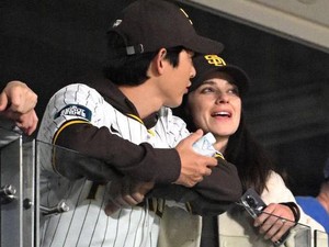 Video: Pesona Song Joong Ki yang Kini Jadi Ayah Dua Anak