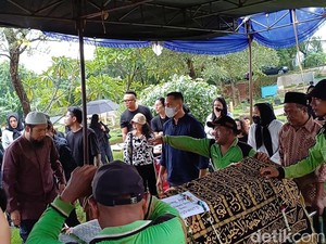 Fuji hingga Elly Sugigi Hadiri Pemakaman Stevie Agnecya