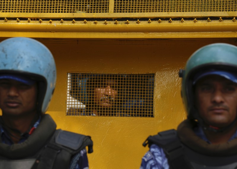 Petugas polisi menahan seorang anggota Partai Aam Admi, atau Partai Rakyat Biasa, saat protes terhadap penangkapan pemimpin partai mereka Arvind Kejriwal, di Srinagar, Kashmir yang dikuasai India, Jumat, 22 Maret 2024. (AP Photo/Dar Yasin)