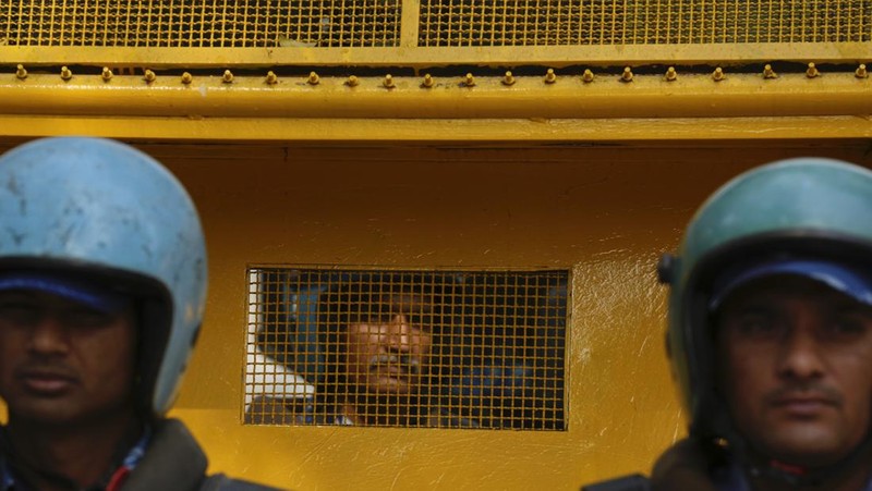 Petugas polisi menahan seorang anggota Partai Aam Admi, atau Partai Rakyat Biasa, saat protes terhadap penangkapan pemimpin partai mereka Arvind Kejriwal, di Srinagar, Kashmir yang dikuasai India, Jumat, 22 Maret 2024. (AP Photo/Dar Yasin)