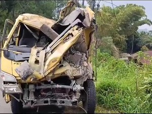 Truk Bermuatan Kelapa Terguling di Puncak, Kernet Terpental-Tewas