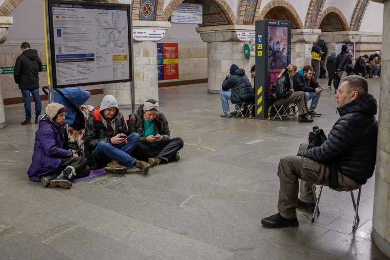 Warga berlindung di dalam stasiun metro saat terjadi peringatan serangan udara Rusia di Kyiv, Ukraina, Jumat (22/3/2024). (REUTERS/Alina Smutko) Warga berlindung di dalam stasiun metro saat terjadi peringatan serangan udara Rusia di Kyiv, Ukraina, Jumat (22/3/2024). (REUTERS/Alina Smutko)