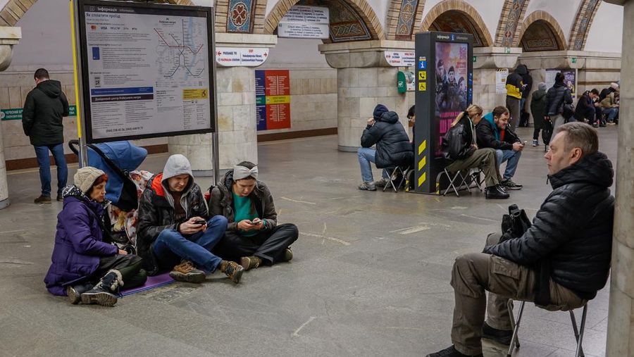 Warga berlindung di dalam stasiun metro saat terjadi peringatan serangan udara Rusia di Kyiv, Ukraina, Jumat (22/3/2024). (REUTERS/Alina Smutko)