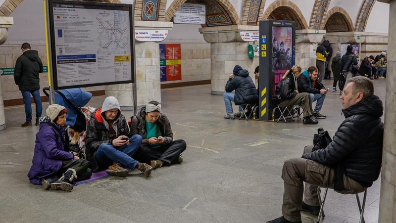 Warga berlindung di dalam stasiun metro saat terjadi peringatan serangan udara Rusia di Kyiv, Ukraina, Jumat (22/3/2024). (REUTERS/Alina Smutko)