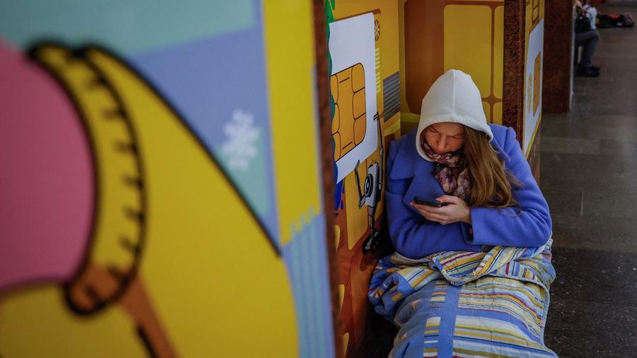 Warga berlindung di dalam stasiun metro saat terjadi peringatan serangan udara Rusia di Kyiv, Ukraina, Jumat (22/3/2024). (REUTERS/Alina Smutko)