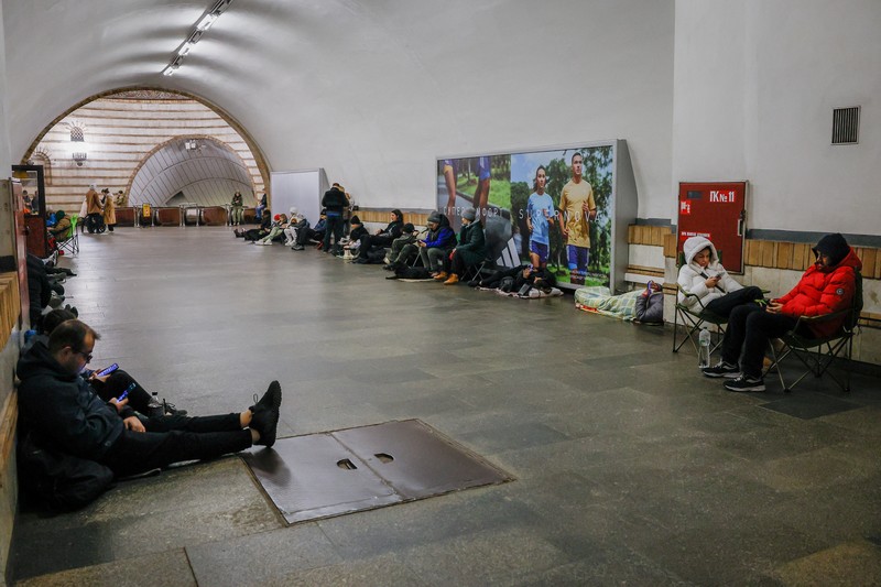 Warga berlindung di dalam stasiun metro saat terjadi peringatan serangan udara Rusia di Kyiv, Ukraina, Jumat (22/3/2024). (REUTERS/Alina Smutko) Warga berlindung di dalam stasiun metro saat terjadi peringatan serangan udara Rusia di Kyiv, Ukraina, Jumat (22/3/2024). (REUTERS/Alina Smutko)