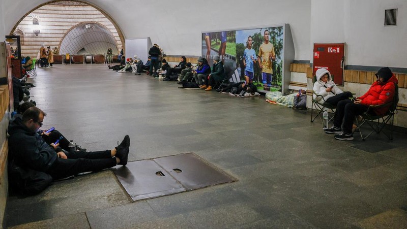 Warga berlindung di dalam stasiun metro saat terjadi peringatan serangan udara Rusia di Kyiv, Ukraina, Jumat (22/3/2024). (REUTERS/Alina Smutko)