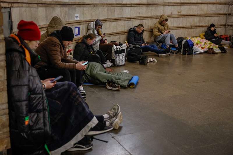 Warga berlindung di dalam stasiun metro saat terjadi peringatan serangan udara Rusia di Kyiv, Ukraina, Jumat (22/3/2024). (REUTERS/Alina Smutko)