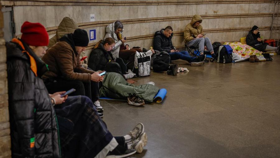 Warga berlindung di dalam stasiun metro saat terjadi peringatan serangan udara Rusia di Kyiv, Ukraina, Jumat (22/3/2024). (REUTERS/Alina Smutko)