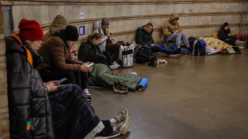 Warga berlindung di dalam stasiun metro saat terjadi peringatan serangan udara Rusia di Kyiv, Ukraina, Jumat (22/3/2024). (REUTERS/Alina Smutko)