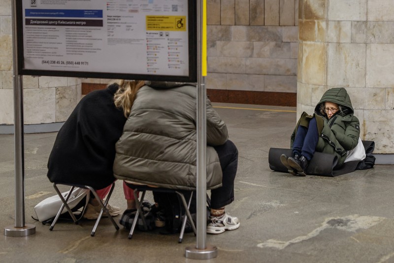 Warga berlindung di dalam stasiun metro saat terjadi peringatan serangan udara Rusia di Kyiv, Ukraina, Jumat (22/3/2024). (REUTERS/Alina Smutko) Warga berlindung di dalam stasiun metro saat terjadi peringatan serangan udara Rusia di Kyiv, Ukraina, Jumat (22/3/2024). (REUTERS/Alina Smutko)