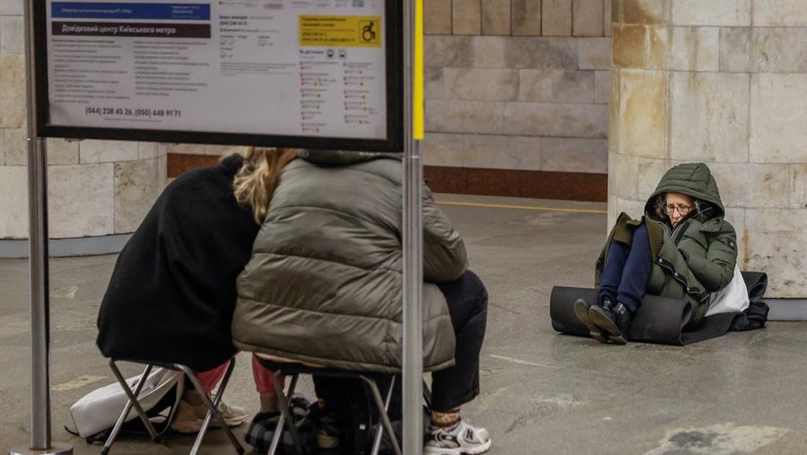 Warga berlindung di dalam stasiun metro saat terjadi peringatan serangan udara Rusia di Kyiv, Ukraina, Jumat (22/3/2024). (REUTERS/Alina Smutko)