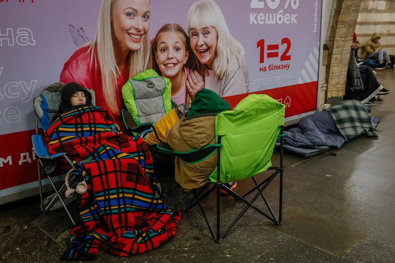 Warga berlindung di dalam stasiun metro saat terjadi peringatan serangan udara Rusia di Kyiv, Ukraina, Jumat (22/3/2024). (REUTERS/Alina Smutko)