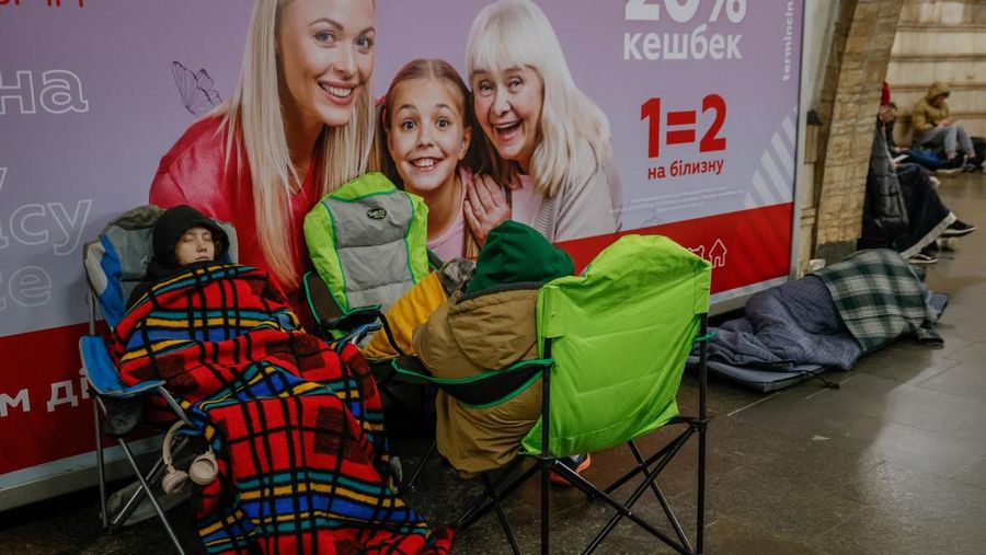 Warga berlindung di dalam stasiun metro saat terjadi peringatan serangan udara Rusia di Kyiv, Ukraina, Jumat (22/3/2024). (REUTERS/Alina Smutko)
