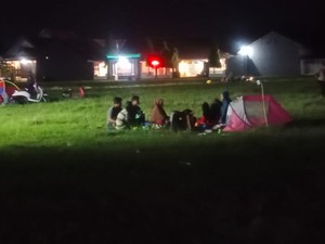 Takut Gempa Susulan, Warga Bawean Kumpul di Lapangan Tanpa Tenda Darurat
