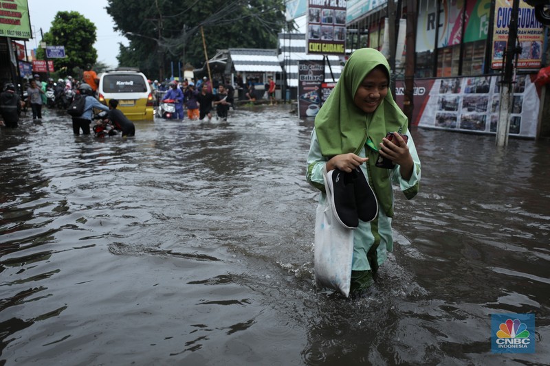 Warga melewati banjir yang merendam di kawasan Puribeta, Ciledug, Tangerang Selatan, Jumat (22/3/2024). (CNBC Indonesia/Tri Susilo) Warga melewati banjir yang merendam di kawasan Puribeta, Ciledug, Tangerang Selatan, Jumat (22/3/2024). (CNBC Indonesia/Tri Susilo)