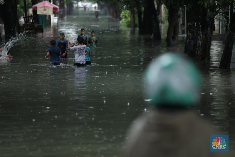 Warga melewati banjir yang merendam di kawasan Puribeta, Ciledug, Tangerang Selatan, Jumat (22/3/2024). (CNBC Indonesia/Tri Susilo) Warga melewati banjir yang merendam di kawasan Puribeta, Ciledug, Tangerang Selatan, Jumat (22/3/2024). (CNBC Indonesia/Tri Susilo)