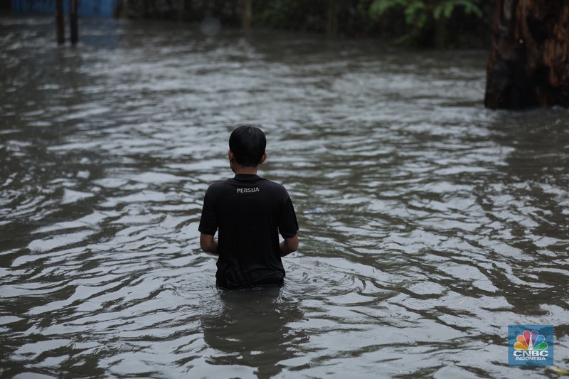 Warga melewati banjir yang merendam di kawasan Puribeta, Ciledug, Tangerang Selatan, Jumat (22/3/2024). (CNBC Indonesia/Tri Susilo) Warga melewati banjir yang merendam di kawasan Puribeta, Ciledug, Tangerang Selatan, Jumat (22/3/2024). (CNBC Indonesia/Tri Susilo)