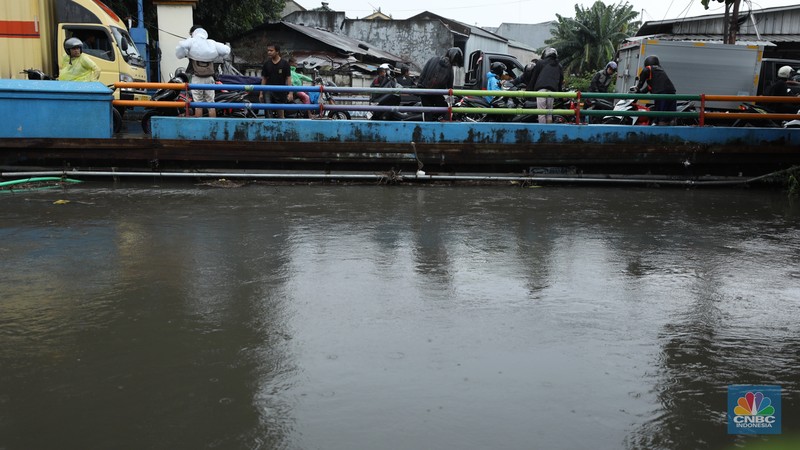 Warga melewati banjir yang merendam di kawasan Puribeta, Ciledug, Tangerang Selatan, Jumat (22/3/2024). (CNBC Indonesia/Tri Susilo) Warga melewati banjir yang merendam di kawasan Puribeta, Ciledug, Tangerang Selatan, Jumat (22/3/2024). (CNBC Indonesia/Tri Susilo)