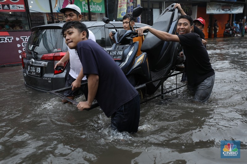 Warga melewati banjir yang merendam di kawasan Puribeta, Ciledug, Tangerang Selatan, Jumat (22/3/2024). (CNBC Indonesia/Tri Susilo) Warga melewati banjir yang merendam di kawasan Puribeta, Ciledug, Tangerang Selatan, Jumat (22/3/2024). (CNBC Indonesia/Tri Susilo)