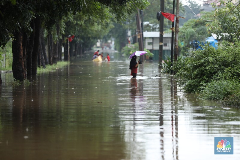 Warga melewati banjir yang merendam di kawasan Puribeta, Ciledug, Tangerang Selatan, Jumat (22/3/2024). (CNBC Indonesia/Tri Susilo) Warga melewati banjir yang merendam di kawasan Puribeta, Ciledug, Tangerang Selatan, Jumat (22/3/2024). (CNBC Indonesia/Tri Susilo)