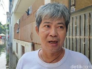 Komeng Pilih Bertahan di Rumahnya yang Kebanjiran di Tegal Alur Jakbar